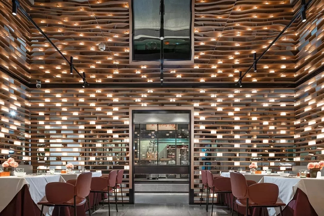 恭城大鸭梨烤鸭店以全新的餐饮空间设计，冲破品牌桎梏，重塑品牌形象