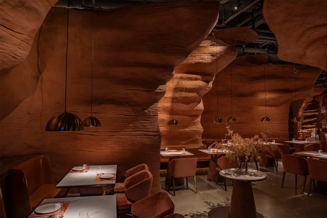 恭城深圳餐饮空间设计，让你穿梭在原始峡谷之中